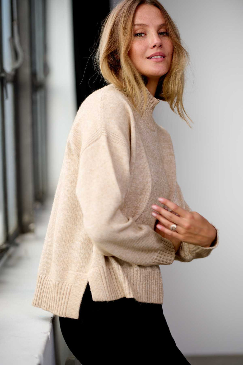 Oversized Strikket Rullekravetrøje - Beige