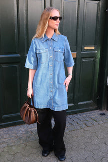 Fenja Kort Denim Kjole - Mellemblå Denim