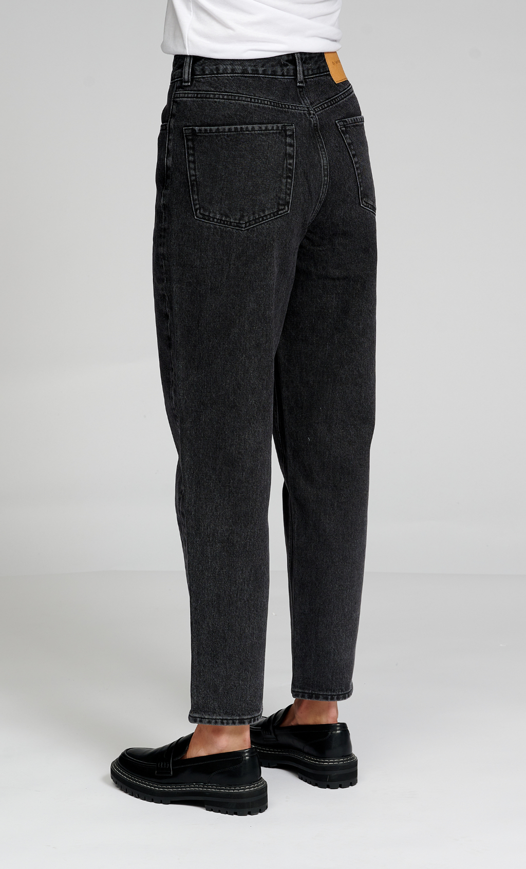 De Originale Performance Mom Jeans - Washed Black Denim